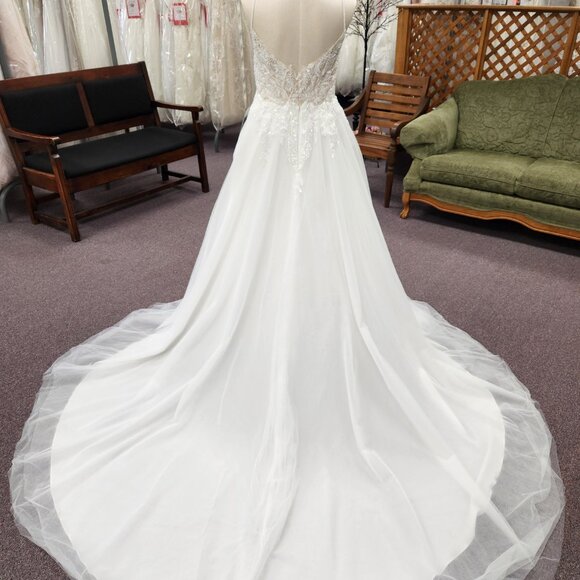 Pronovias Snehea Size 20 Off White Lave & Tulle Bridal Gown Wedding Dress - Picture 6 of 9
